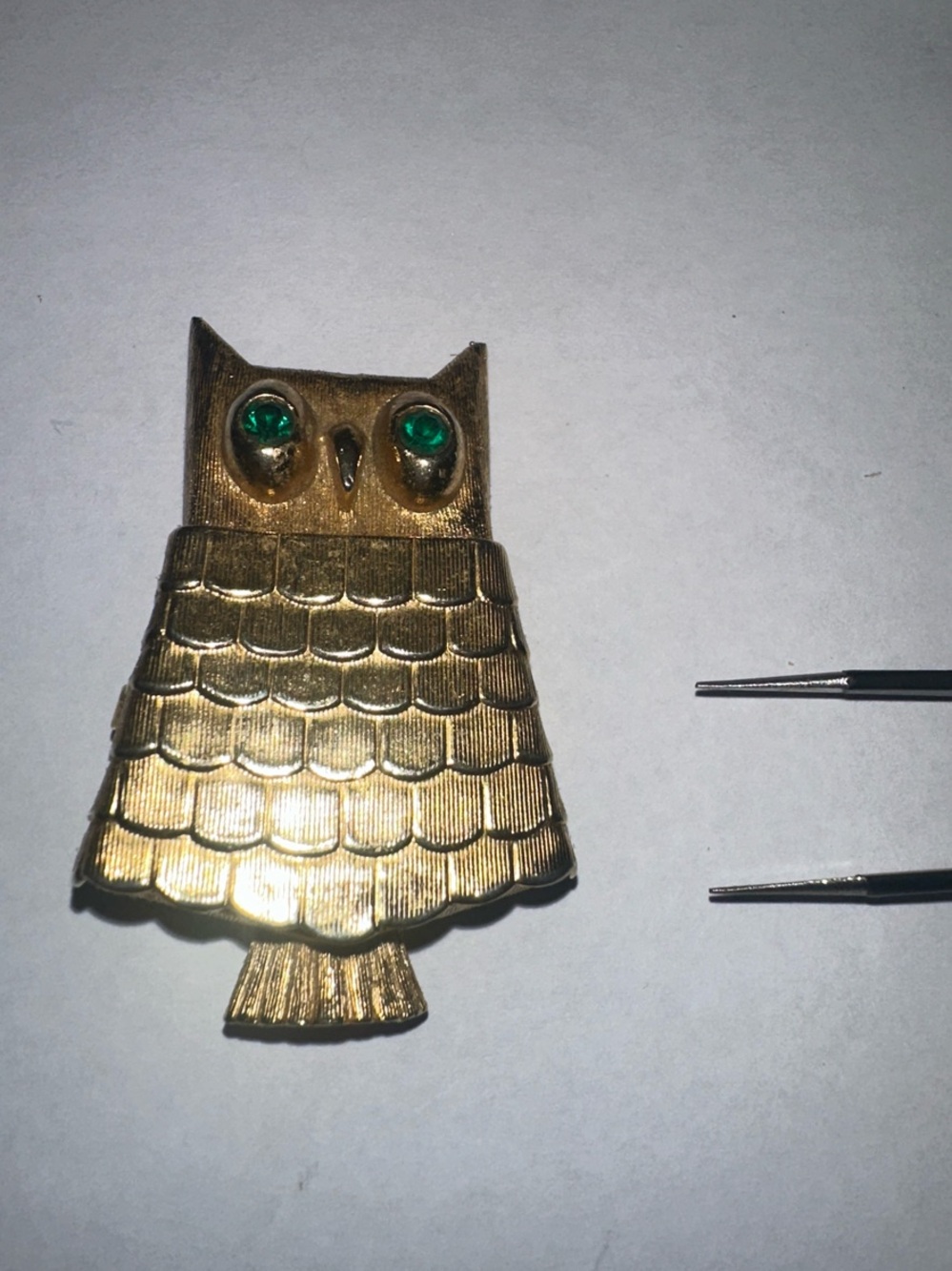 Avon Gold Owl Brooch with Green Rhinestone Eyes - Picture 5 of 5